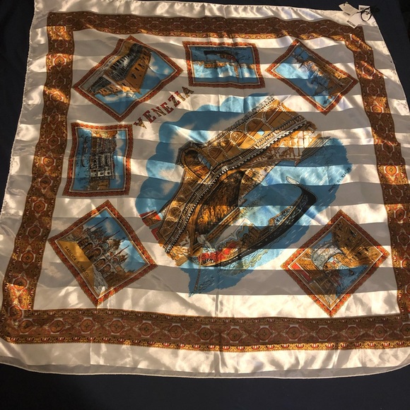 Moschino scarf ( large ) SOLD - Picture 4 of 11